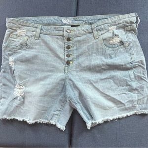 Mossimo light wash denim boyfriend shorts | Size 18